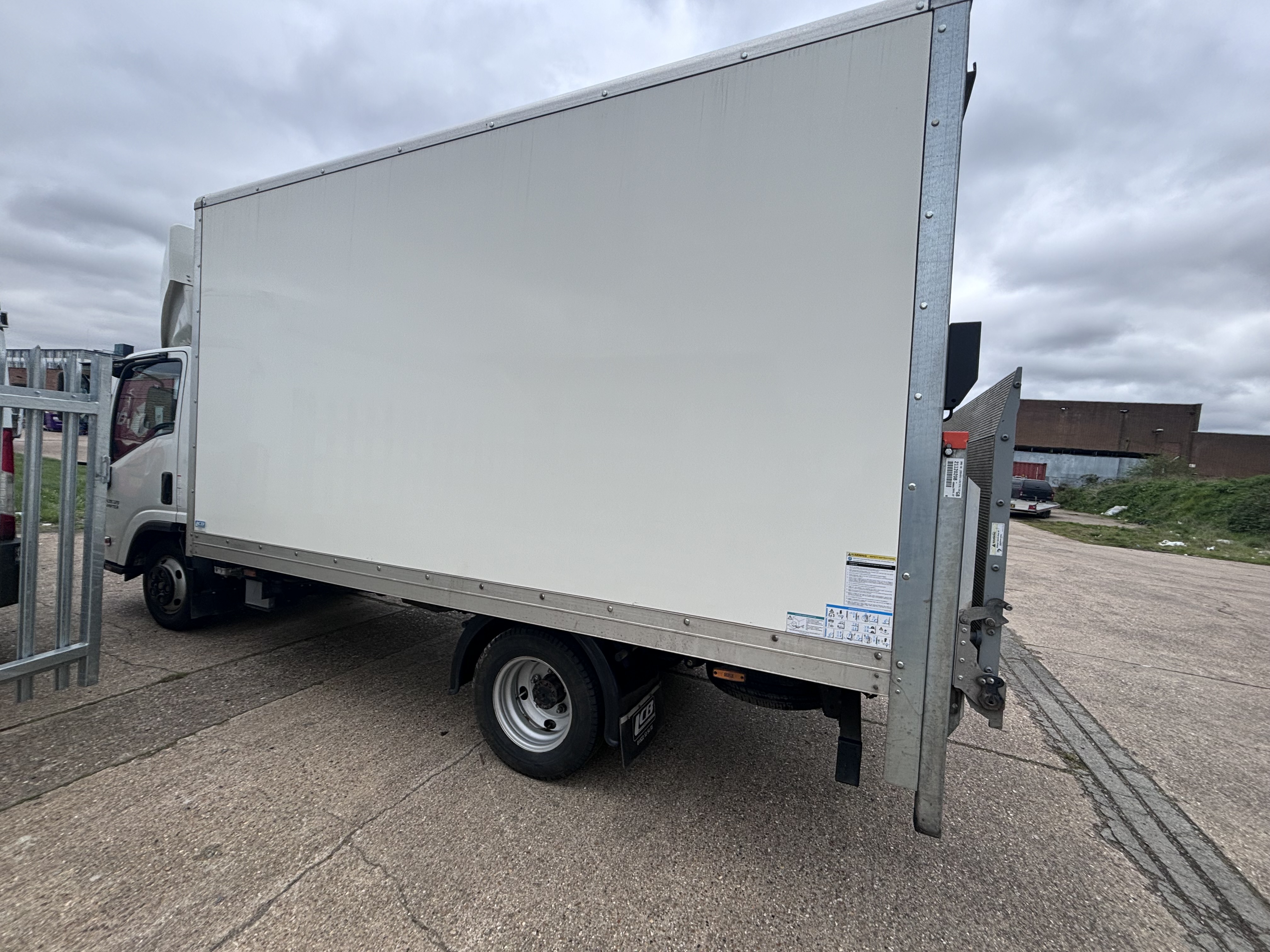 isuzu grafter box luton